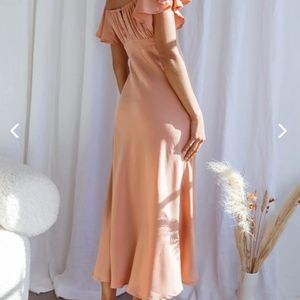 Selfie Leslie- PARK AVENUE FLUTTER SLEEVE SIDE SPLIT MIDI DRESS APRICOT